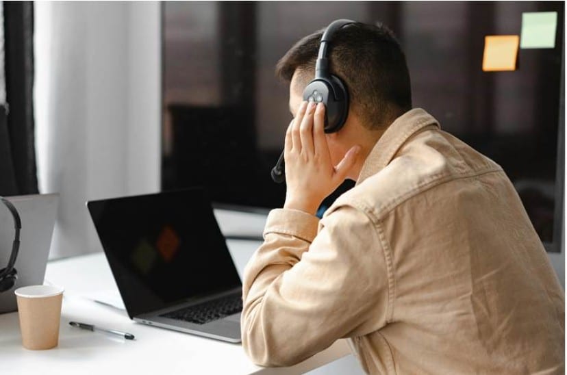 Un conseiller en train d’écouter activement un client au téléphone
