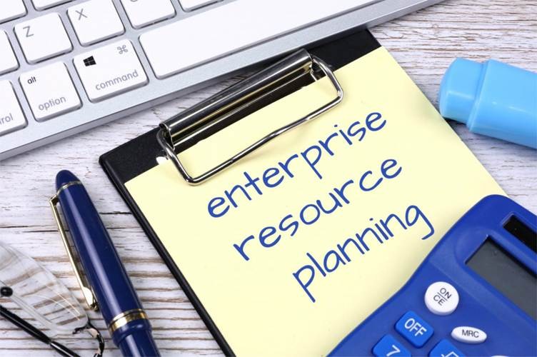 Bloc-notes avec écrit enterprise resource planning sur un bureau