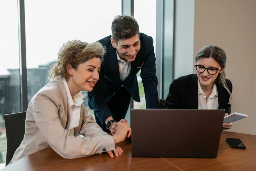 Colaboradores reunidos à volta de um ecrã