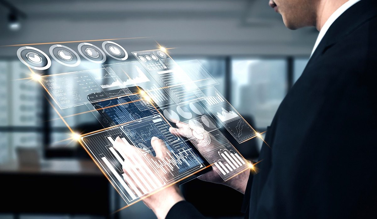 Une personne devant ses écrans de travail