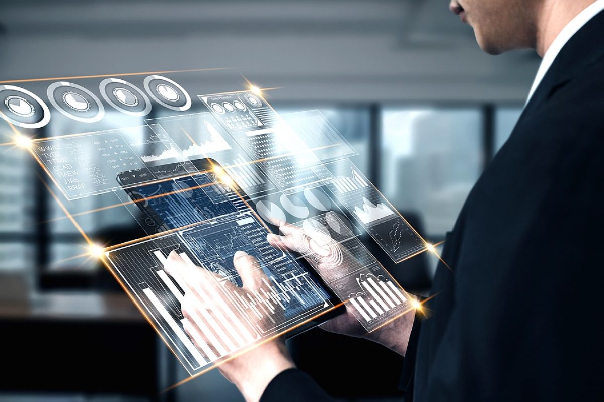 Une personne devant ses écrans de travail