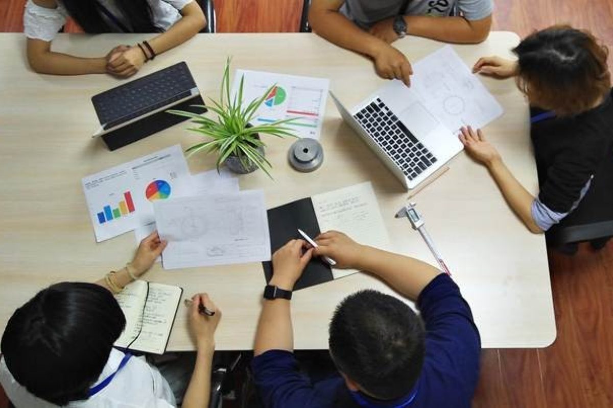 Réunion d’équipe avec plusieurs ordinateurs portables